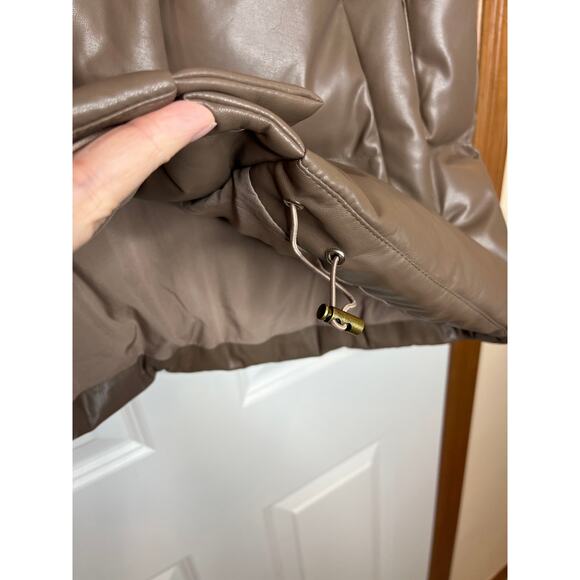 Heartloom Medium Puffer Vest in Driftwood Mocha Brown Faux Leather Snap Front - Picture 3 of 8